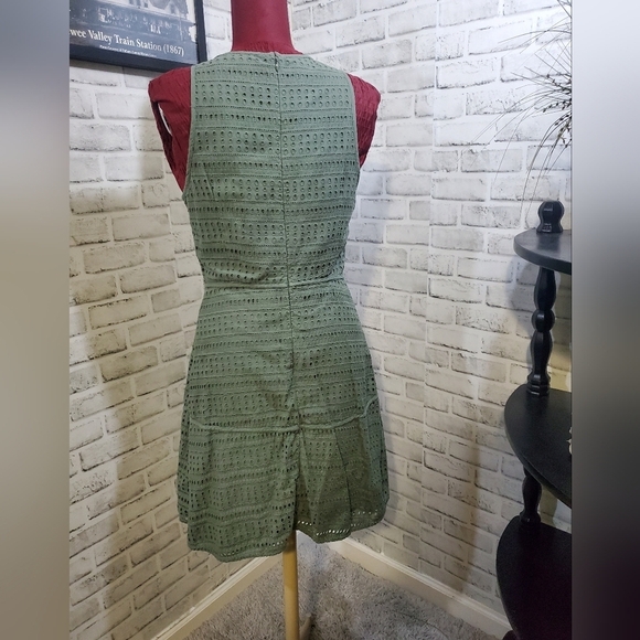 GAP Fit & Flare Lined Eyelet Zip in Back Sleeveless Dress Cool Olive Size 10 - Picture 4 of 8